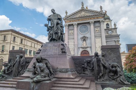 Téléchargez les photos : Turin, Italie - 05-06-2022 : Le monument de Don Bosco avec la basilique Maria Ausiliatrice en arrière-plan à Turin - en image libre de droit