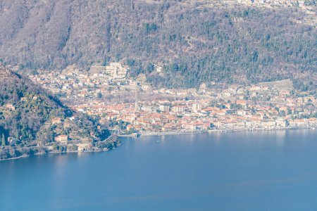 Téléchargez les photos : Vue aérienne de Cannobio dans le lac Majeur - en image libre de droit