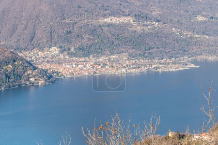 Téléchargez les photos : Vue aérienne de Cannobio dans le lac Majeur - en image libre de droit