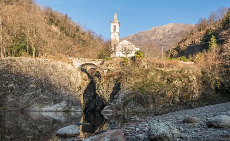 Foto de The beautiful ravine of Sant'Anna with the church reflected in the water of the river - Imagen libre de derechos