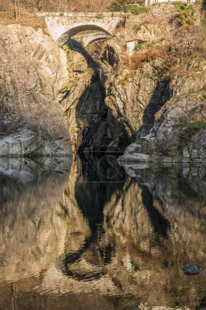Téléchargez les photos : The beautiful ravine of Sant'Anna with the rocks reflecting on the water of the river - en image libre de droit