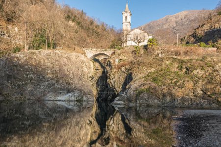 Téléchargez les photos : The beautiful ravine of Sant'Anna with the church reflected in the water of the river - en image libre de droit