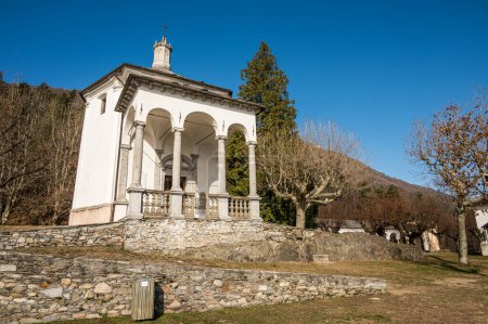 Téléchargez les photos : Ghiffa, Italie - 02-05-2022 : Belle chapelle dans le Sacro Monte de Ghiffa - en image libre de droit
