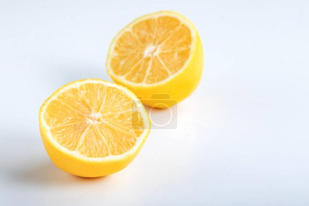 Foto de Fruto de limón cortado por la mitad, aislado sobre fondo blanco. Limón cortado por la mitad aislado sobre fondo blanco. - Imagen libre de derechos