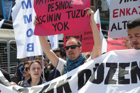 Foto de Konak, Izmir - Turquía - 05,01,2023: Sindicatos y partidos políticos celebran el 1 de mayo, Día Internacional de los Trabajadores en Izmir, Turquía. - Imagen libre de derechos