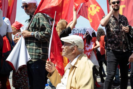Foto de Konak, Izmir - Turquía - 05,01,2023: Sindicatos y partidos políticos celebran el 1 de mayo, Día Internacional de los Trabajadores en Izmir, Turquía. - Imagen libre de derechos