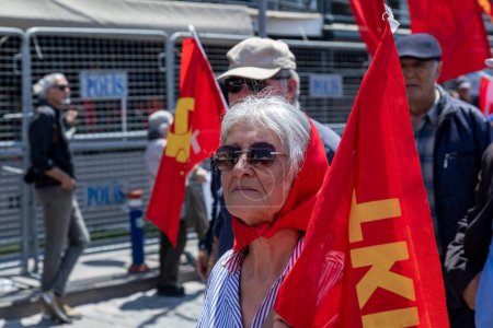 Téléchargez les photos : Konak, Izmir - Turquie - 05,01,2023 : Les syndicats et les partis politiques célèbrent le 1er mai, Journée internationale des travailleurs à Izmir, Turquie. - en image libre de droit