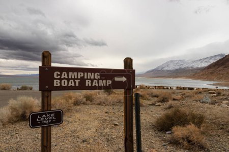 Foto de Signage at Walker Lake near Hawthorne Nevada showing water level decline since 1882 - Imagen libre de derechos