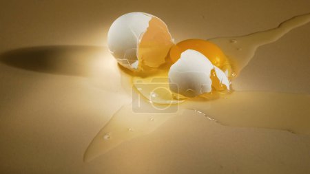 Téléchargez les photos : Œuf de poulet cassé sur la table dans un rayon de lumière. Aliments protéinés pour la cuisine. Recettes utilisant des œufs. - en image libre de droit