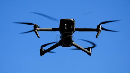 Foto de El dron flotaba en el cielo y está filmando. Primer plano - Imagen libre de derechos