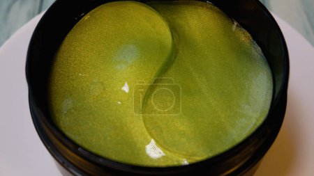 Hydrogel Green Patches in einer Box für die Hautpflege unter den Augen mit Grünalgen. Kosmetika für die Hautpflege. rotation.