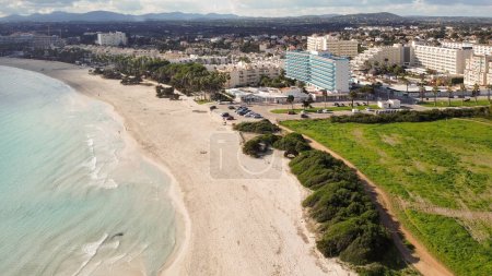Téléchargez les photos : Vue aérienne depuis un drone d'une plage paradisiaque naturelle en Méditerranée, avec eau cristalline et sable blanc. sa Coma Majorque, Îles Baléares - en image libre de droit