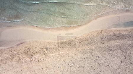 Foto de Vista aérea desde el dron de una playa paradisíaca natural en el Mediterráneo, con aguas cristalinas y arena blanca. sa Coma Mallorca, Islas Baleares - Imagen libre de derechos