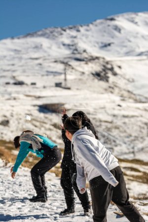 Téléchargez les photos : Famille latine jouant dans la neige, station de ski, à la grenade sierra nevada, - en image libre de droit