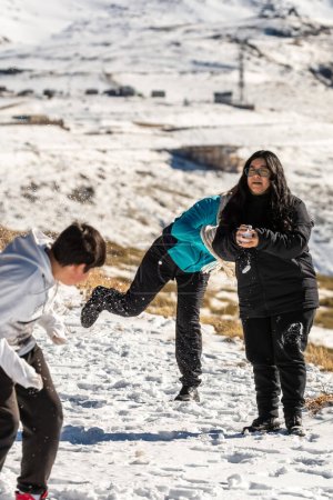 Téléchargez les photos : Latin people, lancer des boules de neige dans une station de ski à Grenade, Sierra Nevada, andalucia, espagne., - en image libre de droit