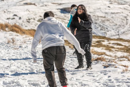 Téléchargez les photos : Fille brune latine jouer dans la neige à la station de ski à Grenade, Sierra Nevada, andalucia espagne - en image libre de droit