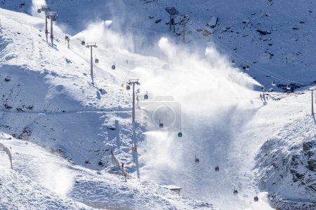 Foto de Estación de esquí pistas de nieve artificial utilizando cañones de nieve, - Imagen libre de derechos