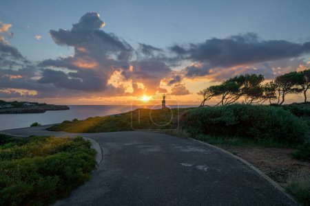 Téléchargez les photos : Vue horizontale du beau lever de soleil sur la mer Méditerranée, marchant vers le phare sur les falaises, - en image libre de droit