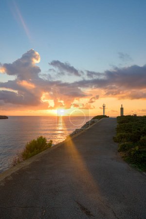 Téléchargez les photos : Lever de soleil de la mer Méditerranée à Mallorca, sur le chemin du phare par les falaises, - en image libre de droit