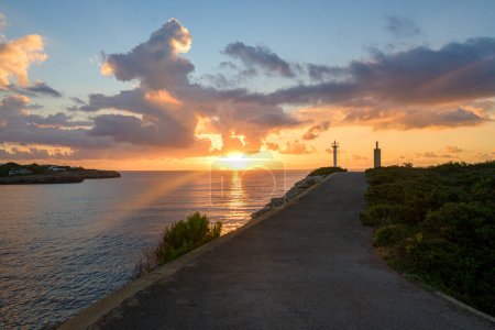 Téléchargez les photos : Lever de soleil sur la côte méditerranéenne, sur le chemin du phare par les falaises, - en image libre de droit