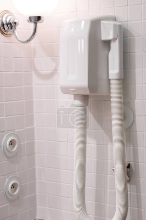 Téléchargez les photos : Sèche-cheveux mural dans une salle de bain moderne - en image libre de droit