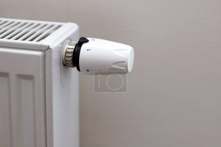 Téléchargez les photos : Thermostat de batterie, espace libre pour le texte - en image libre de droit