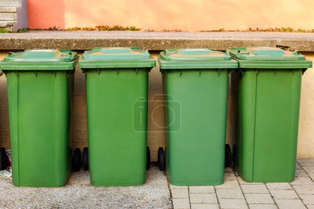 Téléchargez les photos : Conteneurs à ordures verts pour déchets mixtes dans la ville - en image libre de droit
