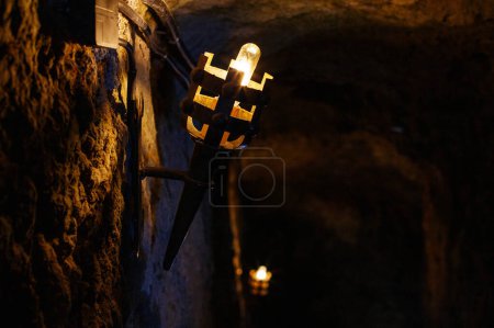 Téléchargez les photos : Explorer les profondeurs sombres : une torche électrique allume un donjon souterrain - en image libre de droit
