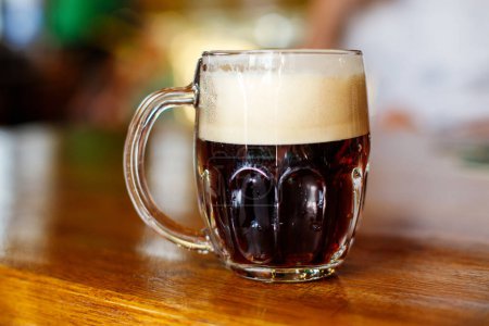 Foto de Cerveza negra en una taza de cerveza. Cerveza checa - Imagen libre de derechos