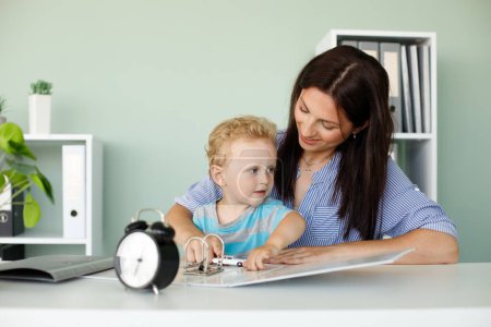 Multitasking, Freiberuflichkeit und Mutterschaftskonzept - berufstätige Mutter im Homeoffice
