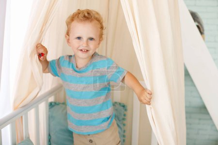 Foto de Retrato de un niño pequeño en una guardería en casa. edad preescolar - Imagen libre de derechos