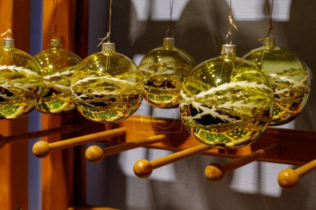 Téléchargez les photos : Boules de Noël faites main. Décorations sapin de Noël - en image libre de droit