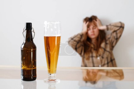 Téléchargez les photos : Alcoolisme, dépendance à l'alcool et concept humain - femme ivre ou femme alcoolique buvant à la maison - en image libre de droit