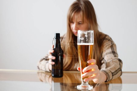 Téléchargez les photos : Alcoolisme, dépendance à l'alcool et concept de personnes - femme ivre - en image libre de droit