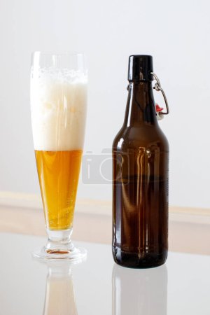 Bier auf einem Glastisch. Bayerisches Bier. Leckeres Bier