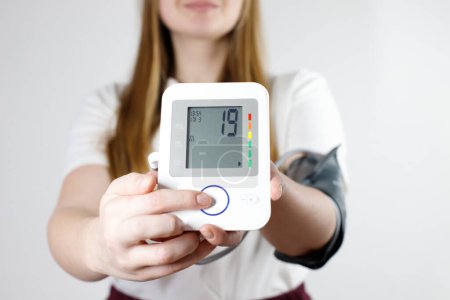Foto de Paciente midiendo la presión arterial. Hipertensión
. - Imagen libre de derechos