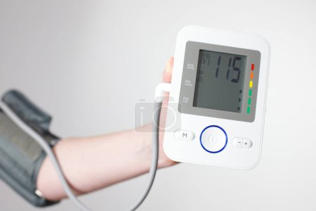 Foto de Mujer de cerca midiendo su presión arterial - Imagen libre de derechos