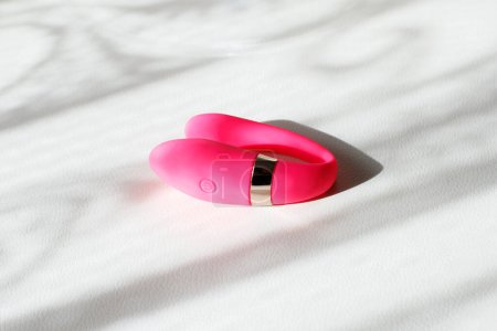Téléchargez les photos : Rose vibromasseur sexe jouet gros plan - en image libre de droit
