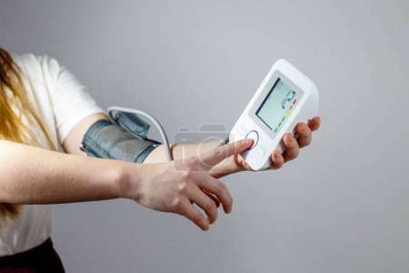 Foto de Hombre comprobar la presión arterial monitor - Imagen libre de derechos