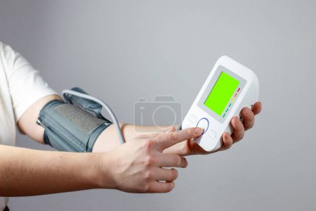 Nahaufnahme einer Frau, die ein Thermometer hält, um den Blutdruck zu messen. chromakey