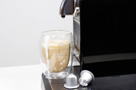 cafetera cápsula con café latte macchiato en casa