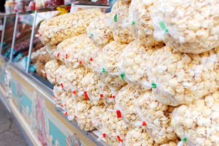 Popcorn in Tüten zum Verkauf in einem Freizeitpark