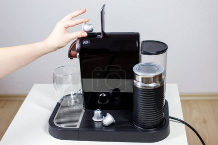 Foto de Primer plano de la mujer haciendo café utilizando la máquina de café cápsula en casa - Imagen libre de derechos