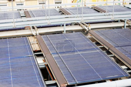 Installation auf einem Dach aus großen solarthermischen Vakuumröhrenplatten zum Heizen