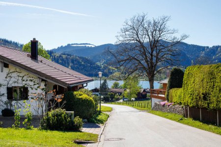 eine ruhige Straße in einem bayerischen Bergdorf in der Nähe der bayerischen Alpen in Deutschland