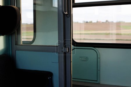 compartimento del tren, asientos en un tren. fuera del paisaje de la ventana. compartimento en un tren regional. ferrocarriles