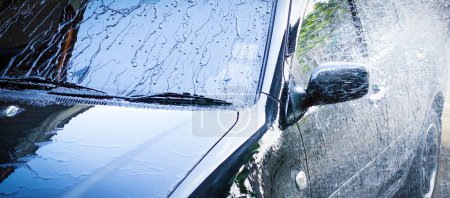 Téléchargez les photos : Lavage voiture noire avec bâton de lavage de voiture - en image libre de droit
