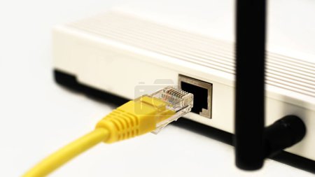 Téléchargez les photos : Réseau LAN et connexion Internet, câble Ethernet RJ45 avec routeur modem. - en image libre de droit