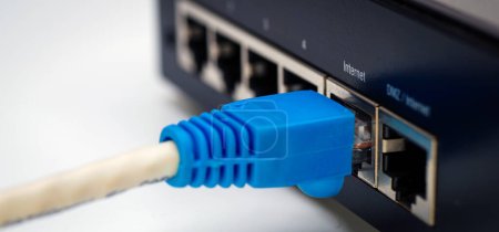 Téléchargez les photos : Réseau LAN et connexion Internet, câble Ethernet RJ45 avec routeur modem. - en image libre de droit