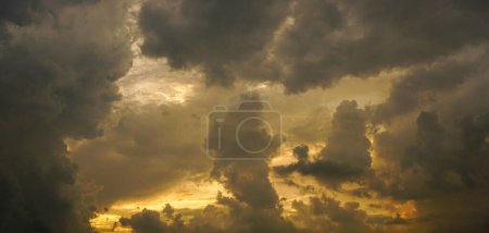 Téléchargez les photos : Beau coucher de soleil et lever de soleil dans le ciel doré - en image libre de droit